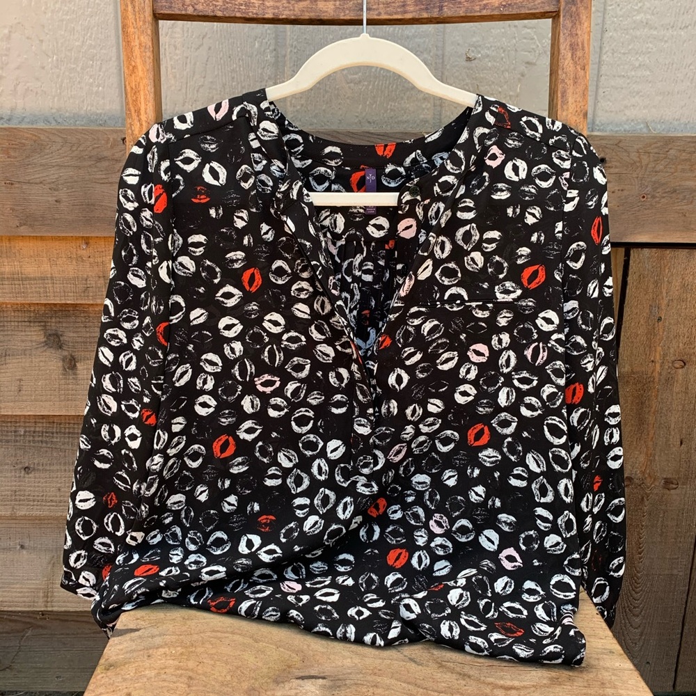 NYDJ lip print button silky long sleeve blouse top - Picture 13 of 13